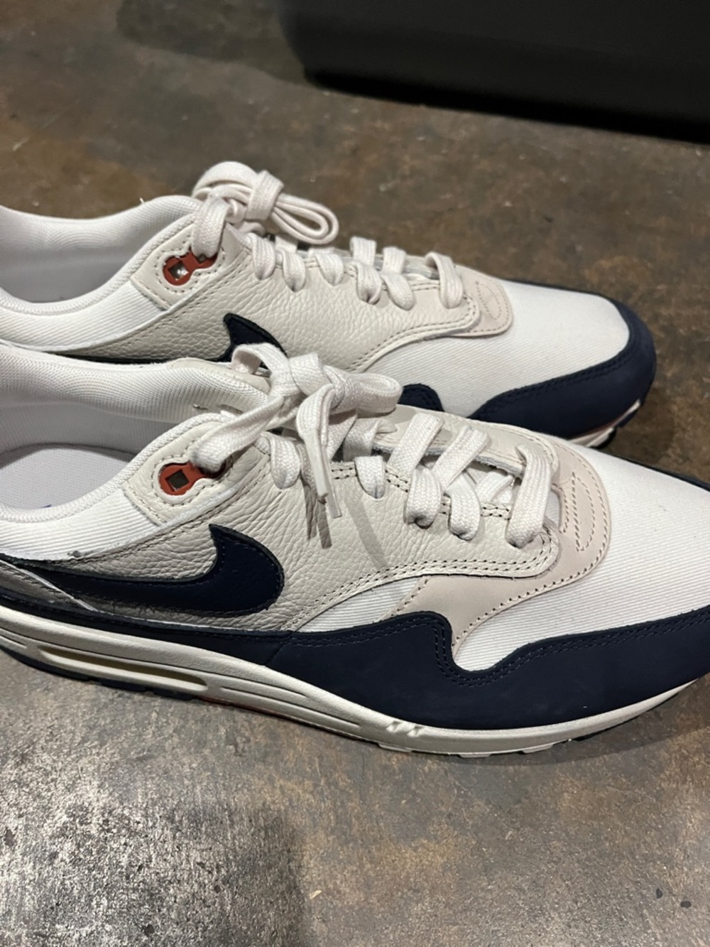 Nike Men’s air max1 White and Navy Low-FD2370 110. Colour: LT Orewood Sail/Brn